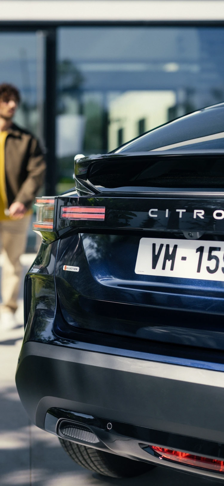 Gros plan arrière ë-C4 mettant en valeur un éclairage LED moderne, un design, une visibilité et une technologie pour un look haut de gamme distinctif