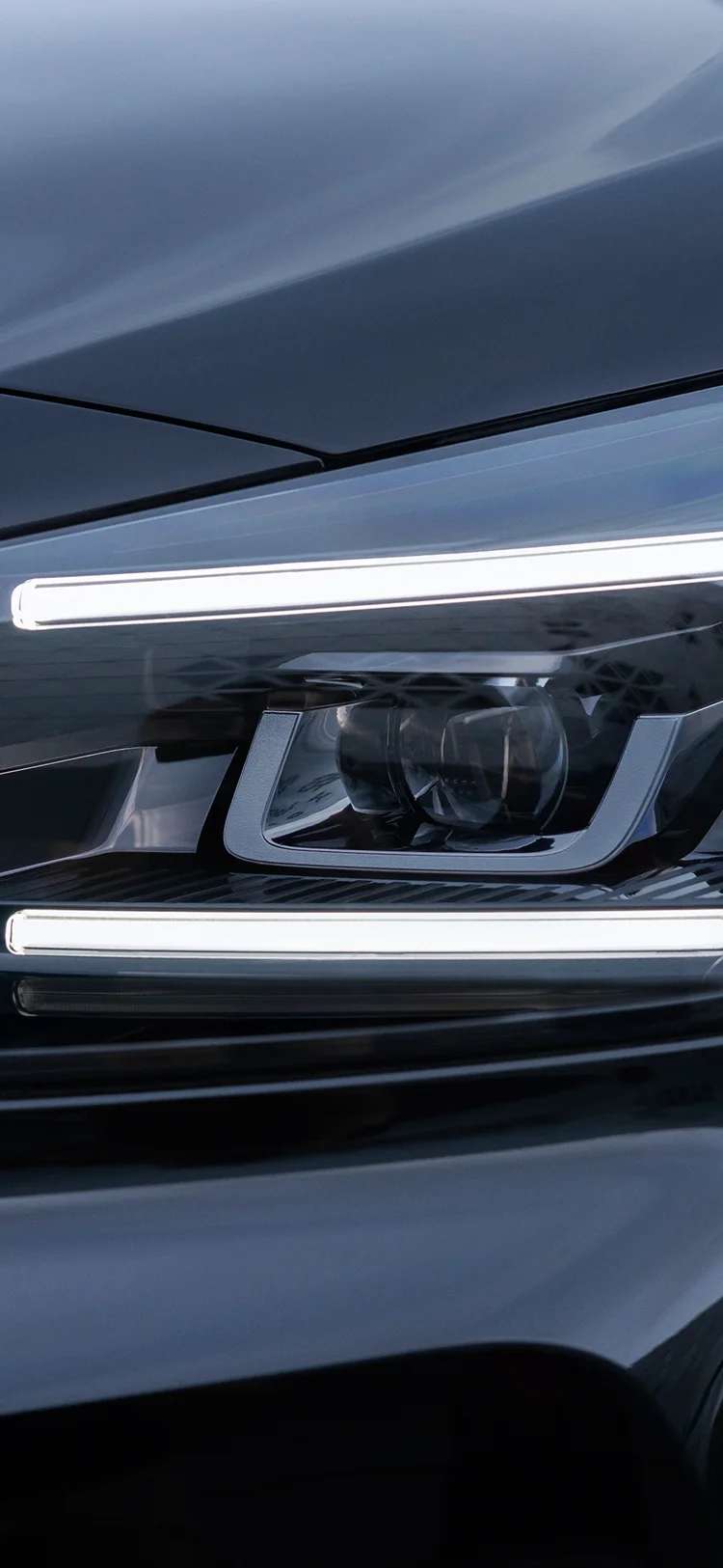 Gros plan sur le phare avant LED de la Citroën ë-SpaceTourer montrant son éclairage moderne